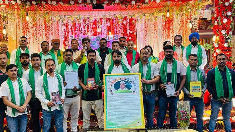 Jamshedpur news. युवा राजद जिला कमेटी का विस्तार, पूर्व पदाधिकारियों को स्मृति चिह्न व अंग वस्त्र देकर किया गया सम्मानित