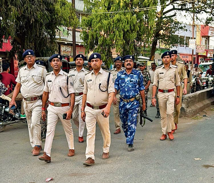 पर्वों को लेकर पुलिस ने किया फ्लैग मार्च
