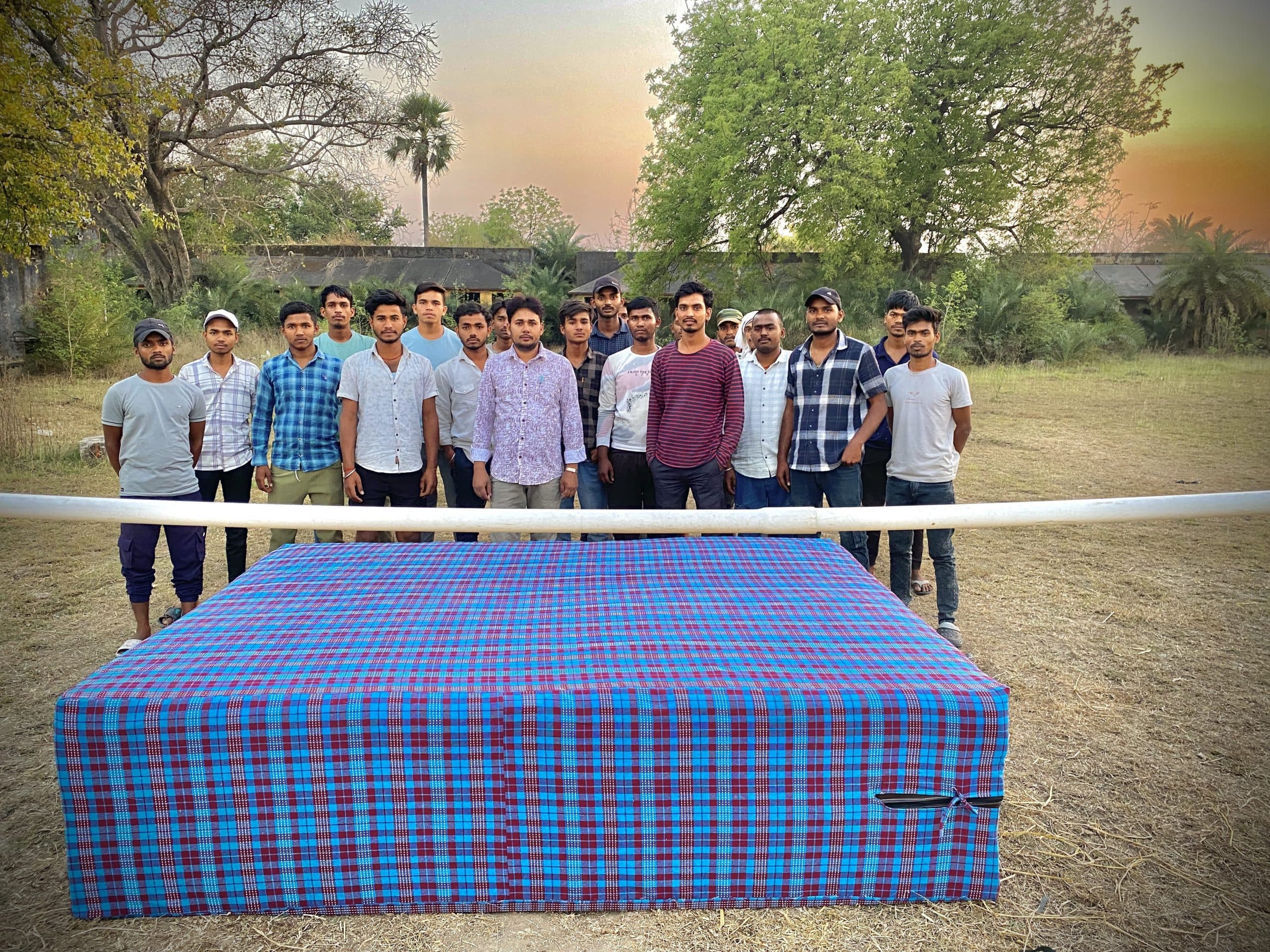 Gaya News : पुलिस व होमगार्ड की तैयारी कर रहे युवाओं को दिया गया गद्दा