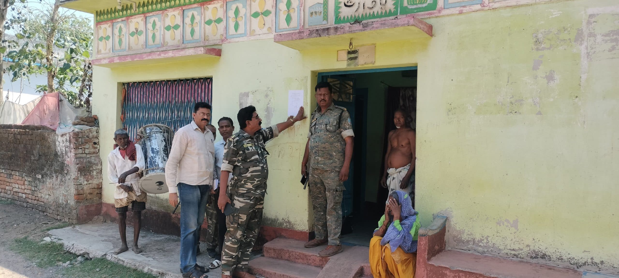 Giridih News :पुलिस ने आरोपी के घर चिपकाया इश्तेहार