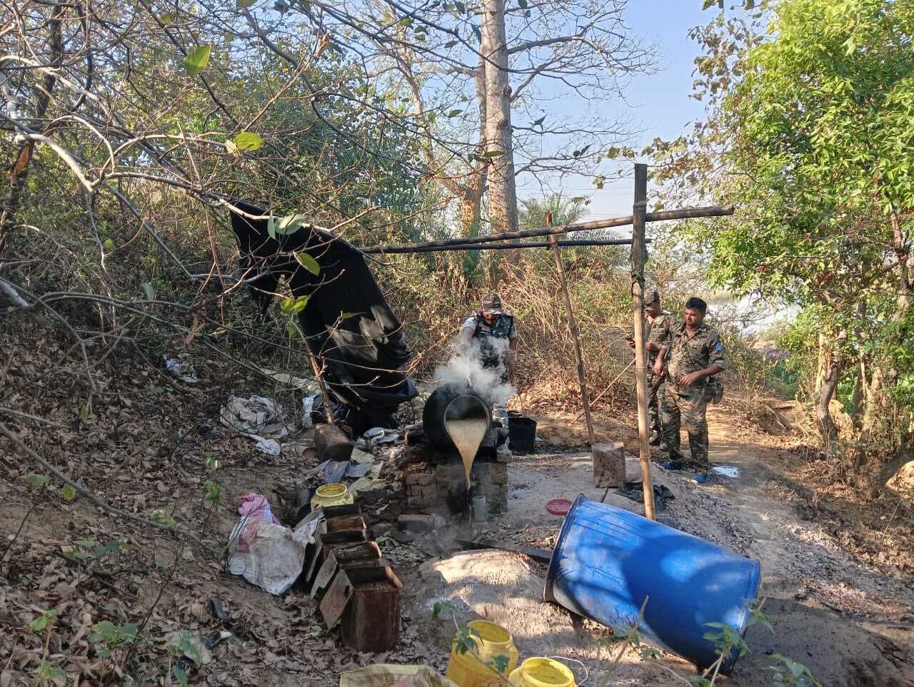 Giridih News :अभियान चलाकर महुआ शराब भट्ठी किया ध्वस्त, 220 किलो जवा महुआ नष्ट