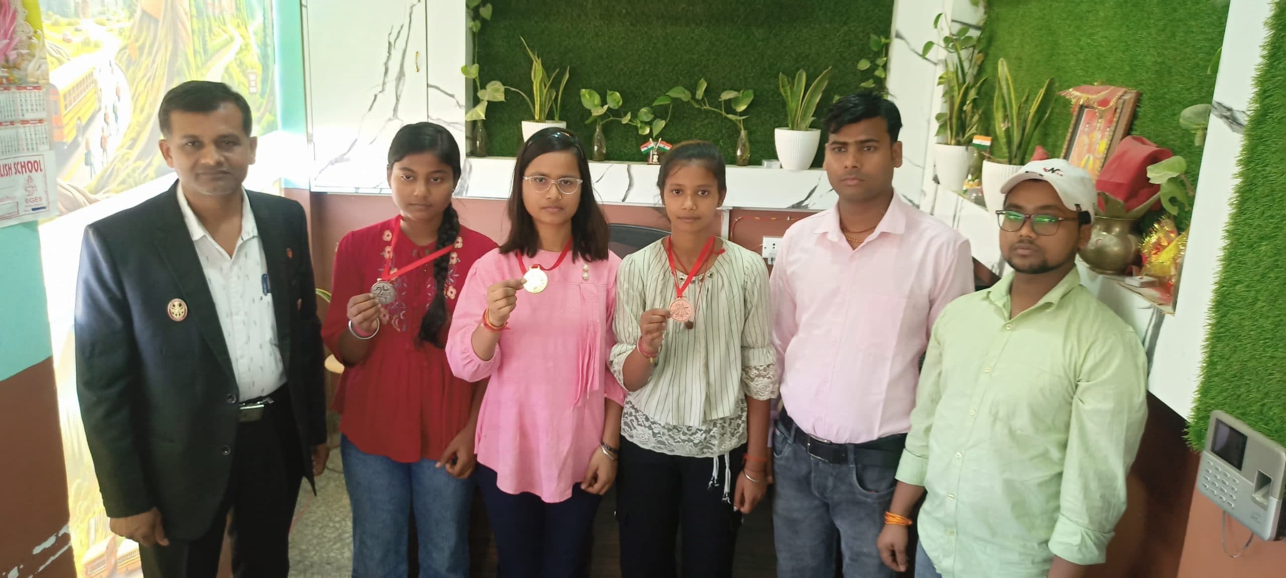 Madhubani News : इंस्टीट्यूट के टॉपर छात्राओं को किया सम्मानित