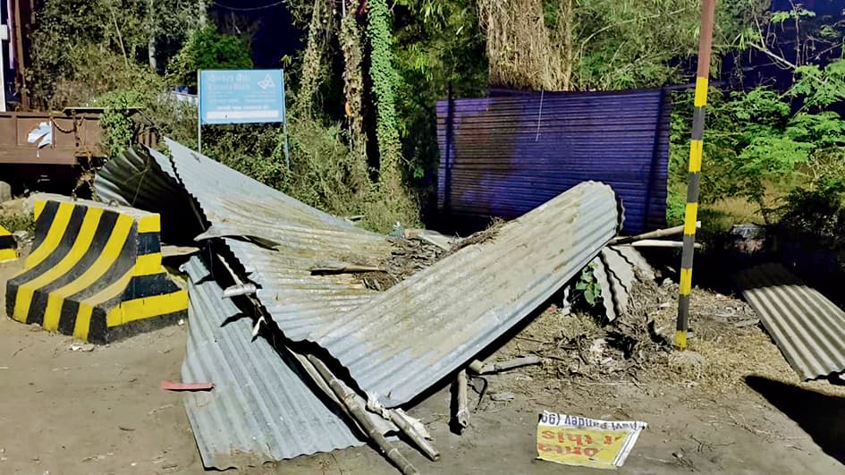 Aurangabad news. युवक की मौत के बाद हंगामा, अस्थायी चेकपोस्ट हुआ क्षतिग्रस्त