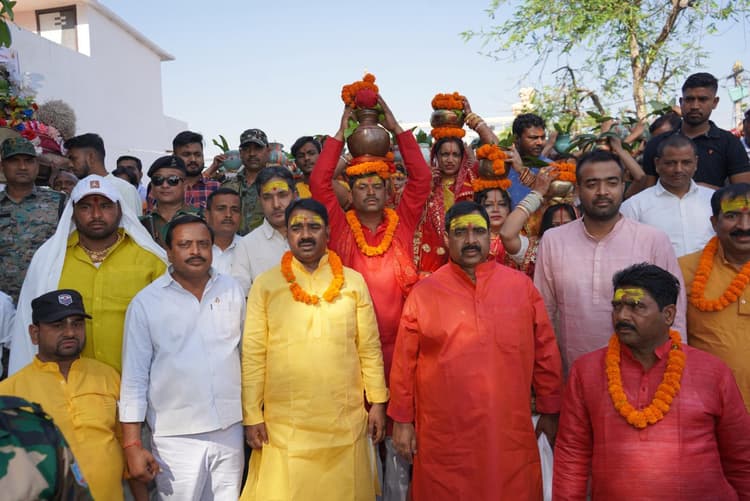 ढाकामोड़ चैती दुर्गा को लेकर 5000 महिलाएं भव्य कलश शोभायात्रा में हुई शामिल