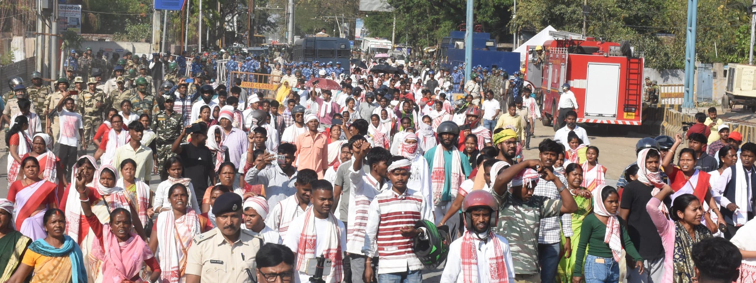 Ranchi News : पुलिस की राइफलों को धकेलते हुए आगे बढ़ते रहे प्रदर्शनकारी