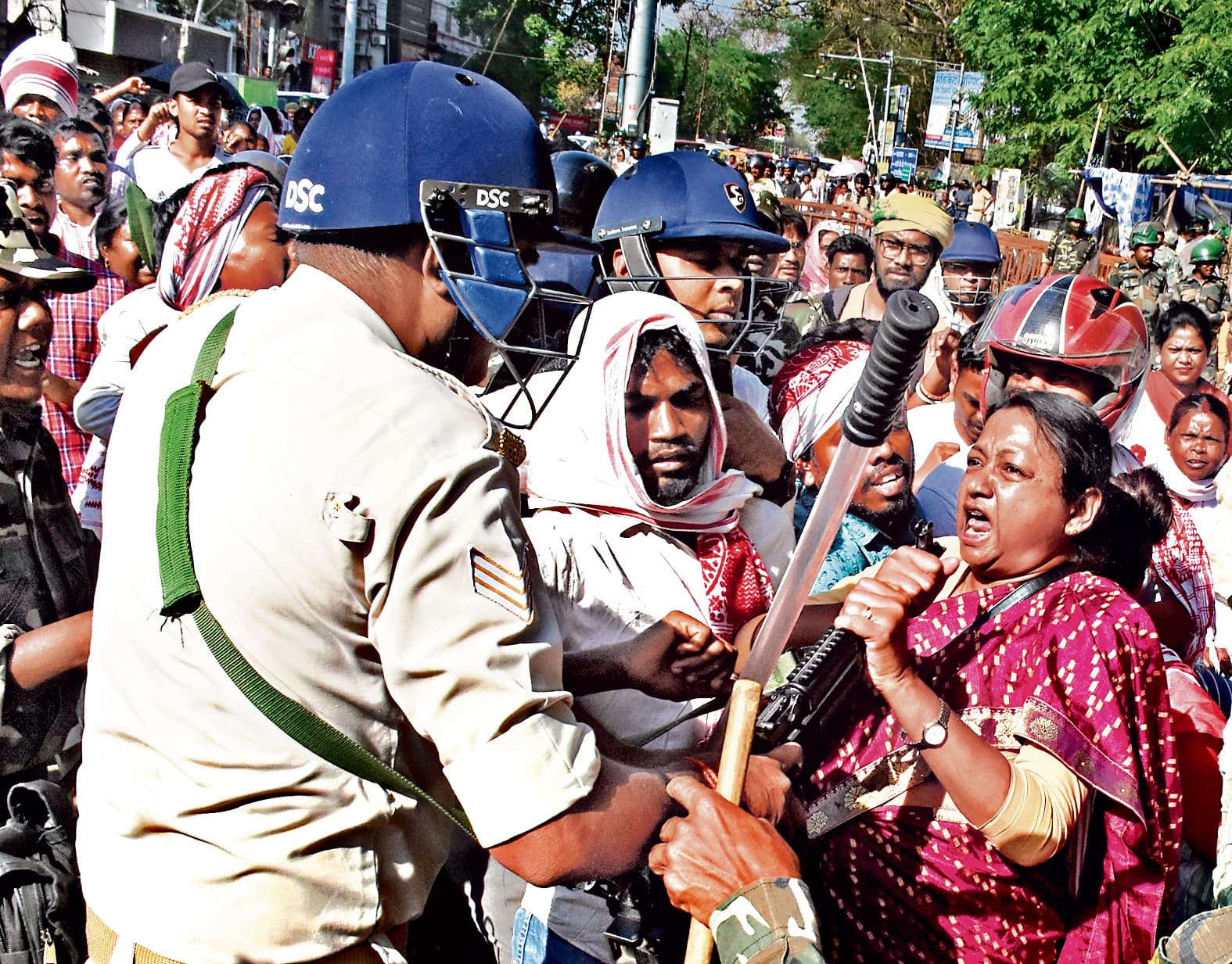 Ranchi News : रैंप हटाने की मांग पर जुटे आदिवासी, बैरिकेडिंग तोड़ी, पुलिस कर्मियों से भिड़े