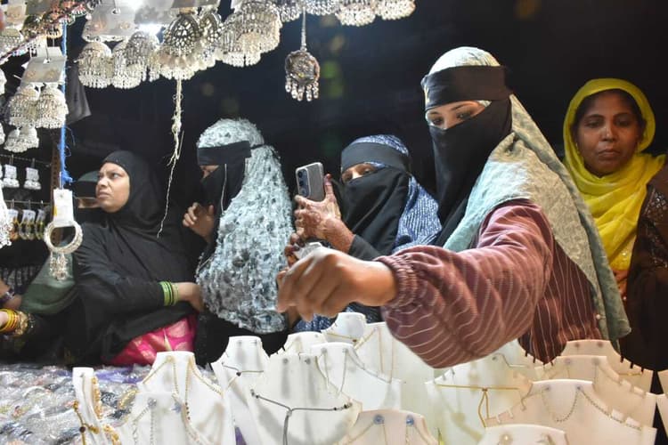 Dhanbad News : चांद हुआ दीदार, ईद आज, धनबाद में देर रात तक हुई खरीदारी, 30 करोड़ का हुआ कारोबार