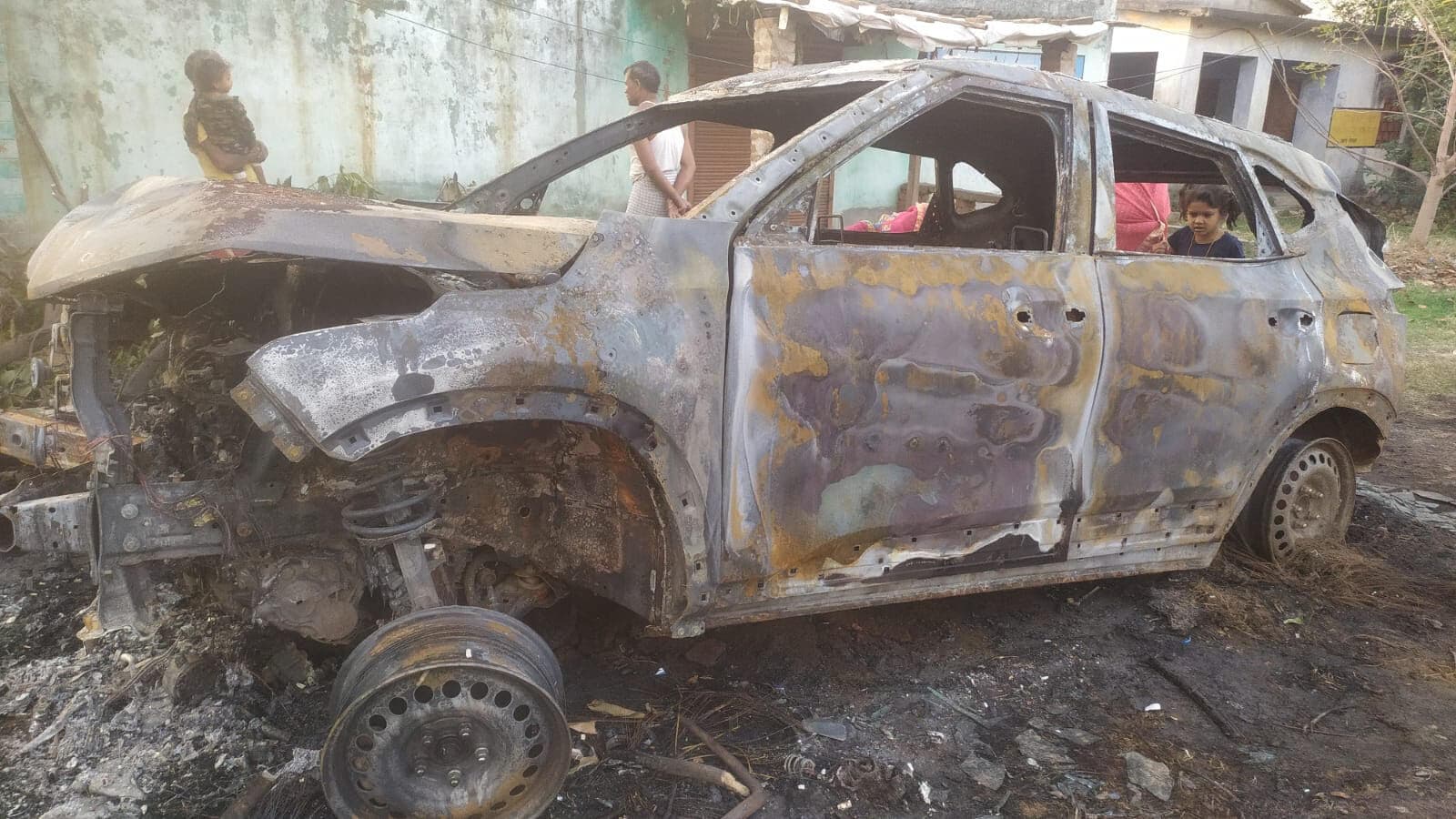 Bokaro News : पेड़ से टकराने के बाद जल गयी अनियंत्रित कार