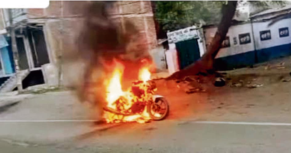 नवादा : चलती बाइक में लगी आग, धू-धूकर हो गयी खाक