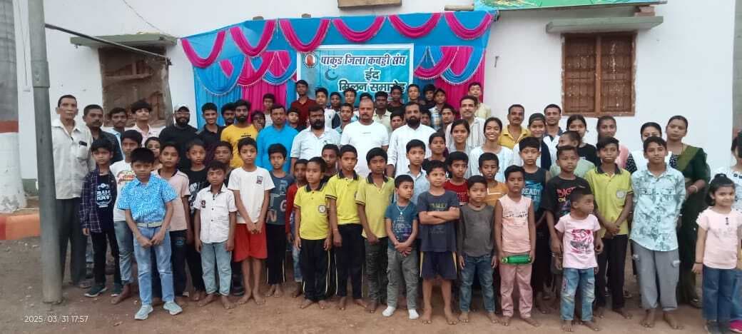 ईद मिलन समारोह शामिल हुए डे बोर्डिंग विद्यालय के छात्र