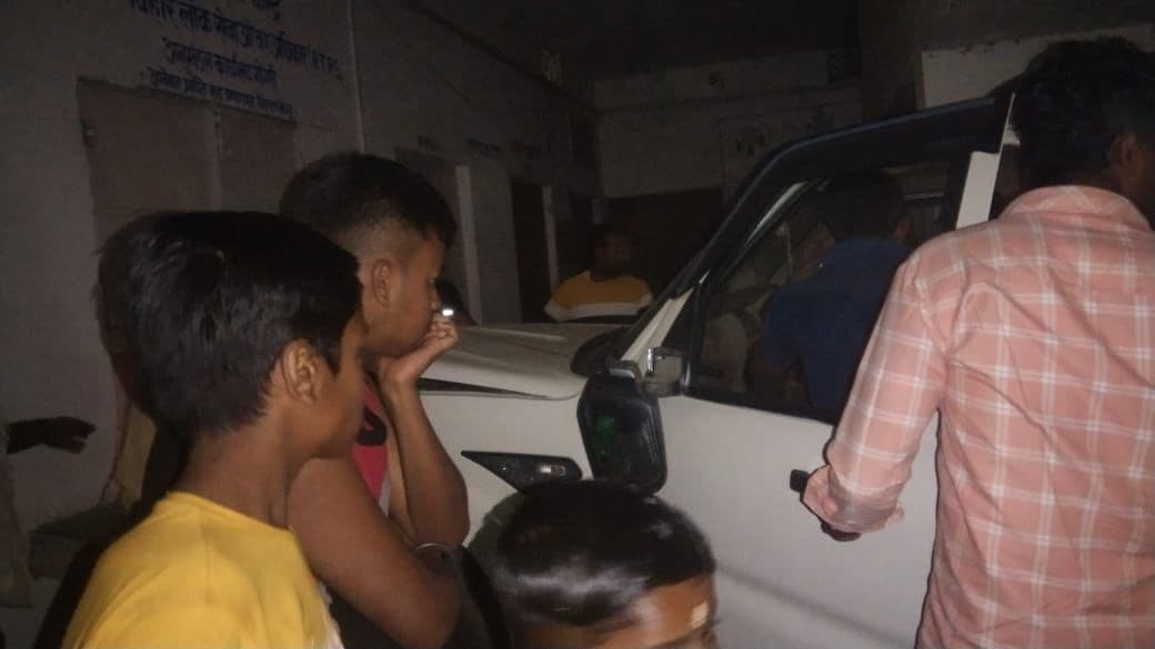 आरटीपीएस कार्यालय के समीप दीवार से टकराया स्कॉर्पियो, एक जख्मी