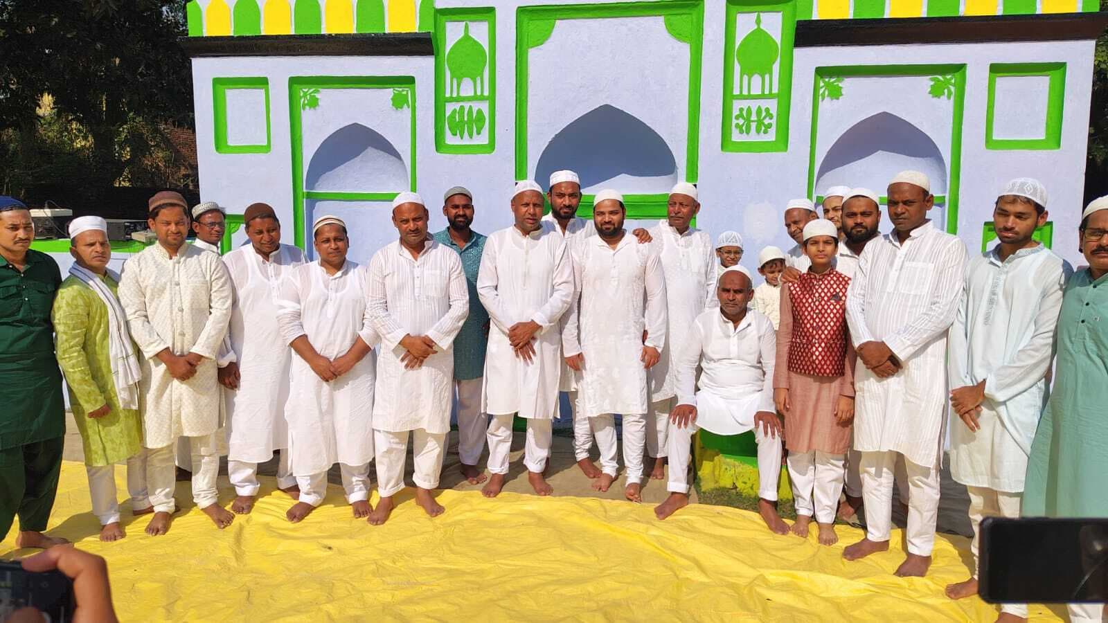 ईद पर एक-दूसरे के गले मिले लोग, बधाइयों व दावत का चला दौर