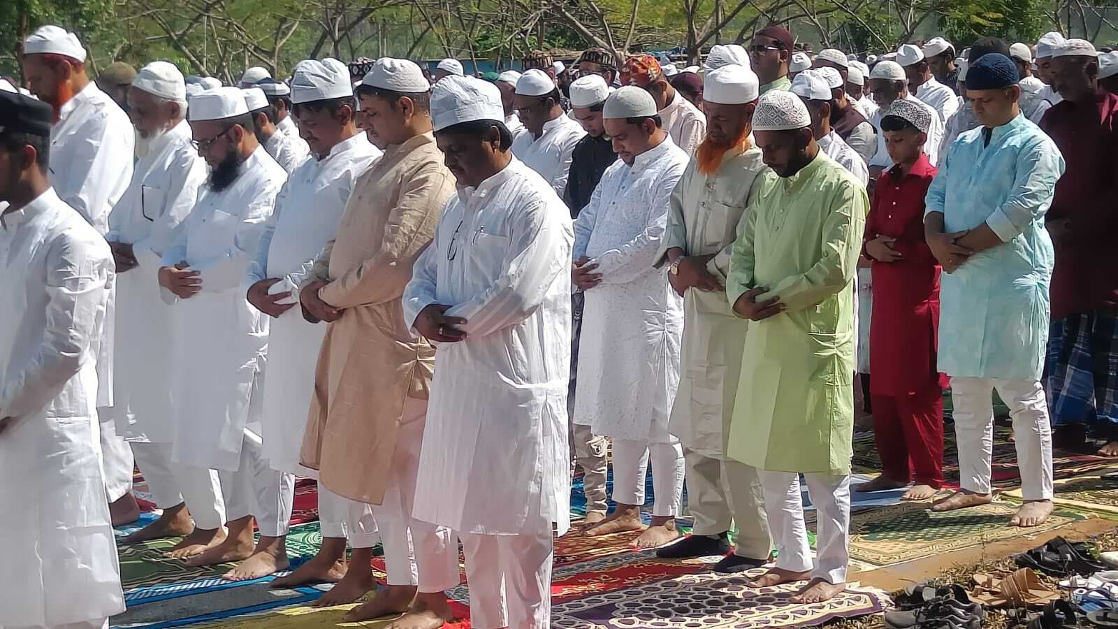 एक दूसरे को गले लगाकर दी ईद की बधाई