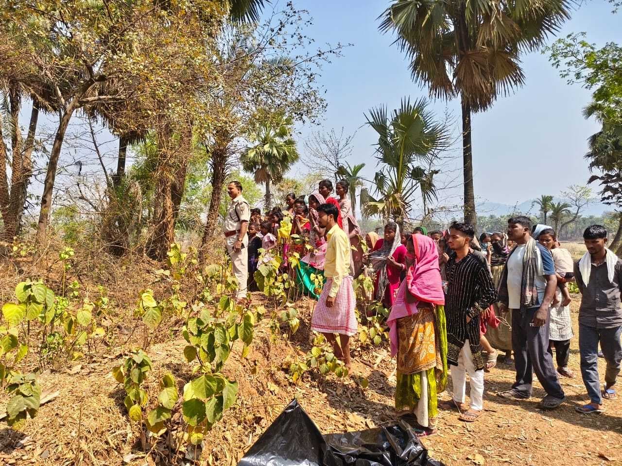 तीन बच्चे की मां का शव बरामद, हत्या कर फेंकने की आशंका