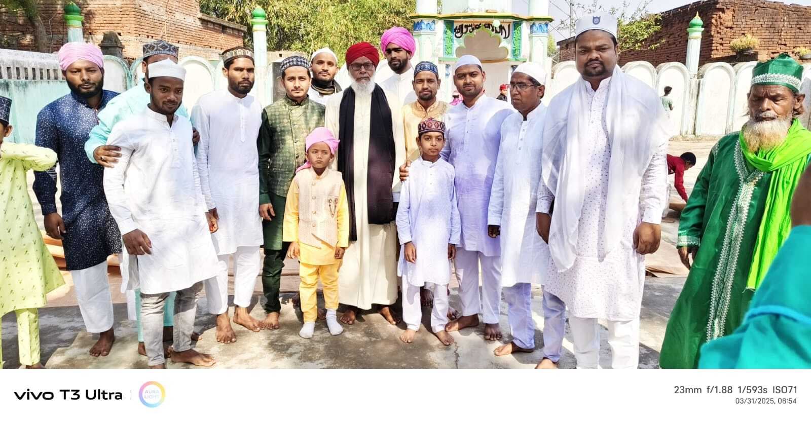 मुस्लिम समुदाय के लोगों ने एक-दूसरे को गले मिलकर दी ईद की बधाई