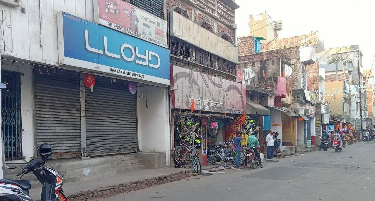 जीएसटी पदाधिकारी के आने की सूचना पर दुकानदारों के बीच अफरा-तफरी का माहौल