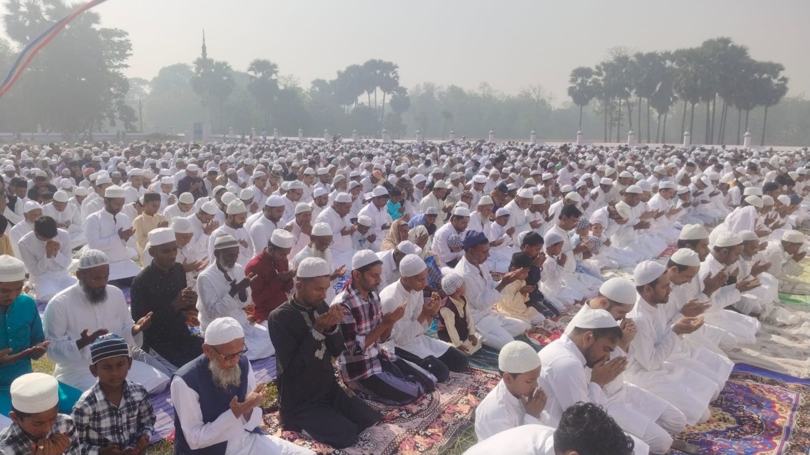 लोगों ने ईद उल फितर की नमाज की अदा