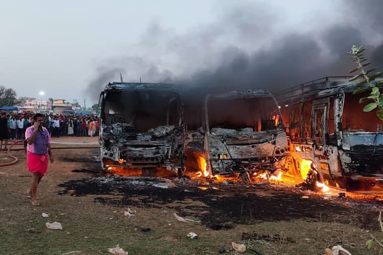 दुमका के बासुकिनाथ बस स्टैंड में खड़ी पांच बसें जलकर खाक, एक करोड़ से अधिक का नुकसान
