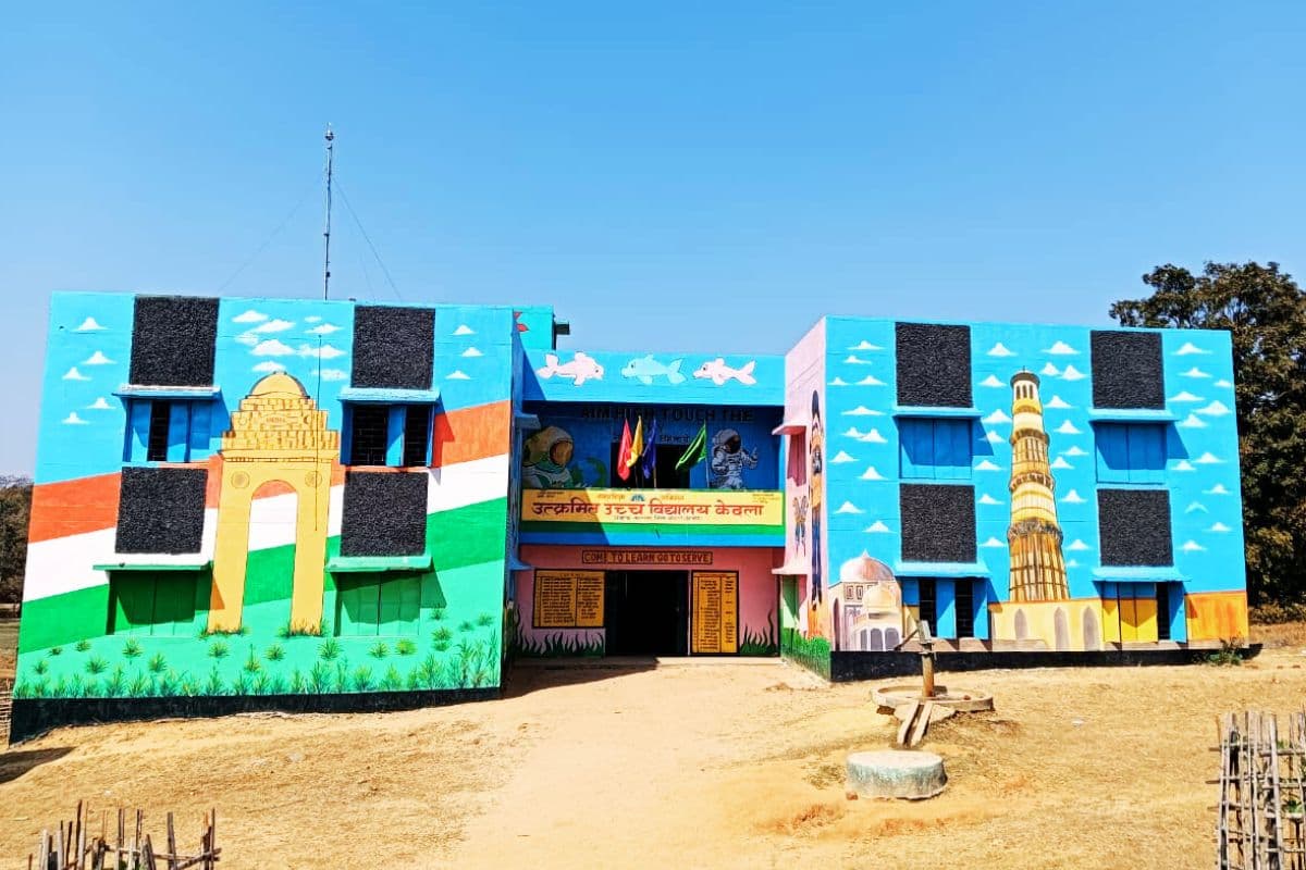 झारखंड का एक ऐसा हाई स्कूल, जहां न बिजली है, न बाउंड्री वॉल