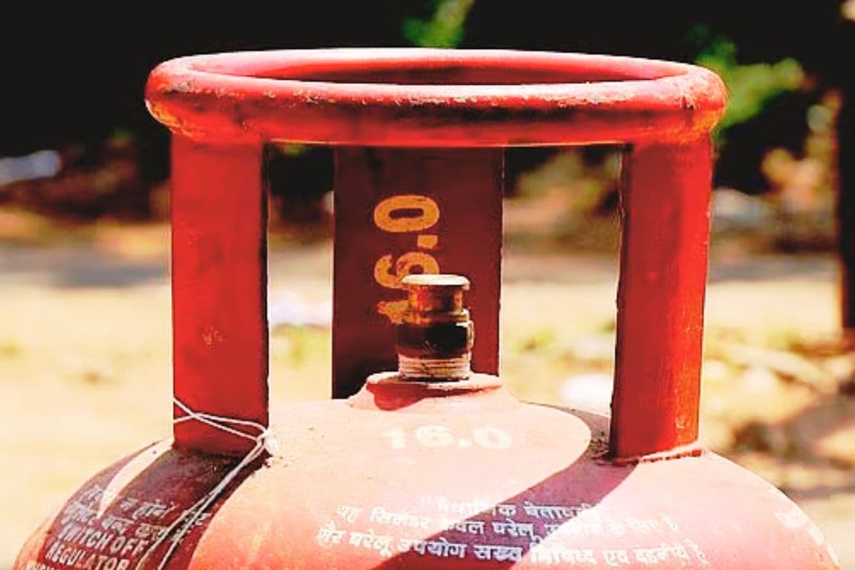 22 मार्च को एलपीजी सिलेंडर की कीमत घटी या बढ़ी, आपको आज कितने में मिलेगा 14 किलो का सिलेंडर, यहां चेक करें