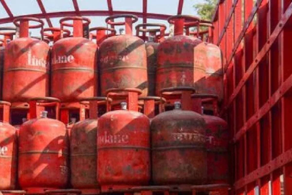 LPG Price Hike : बढ़ गए एलपीजी के दाम, पहली तारीख को महंगाई का झटका