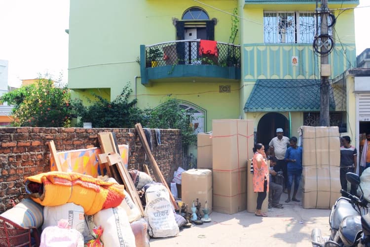 धनबाद में रहस्यमयी आग से दहशत, अंशुमान का परिवार घर छोड़ने को मजबूर