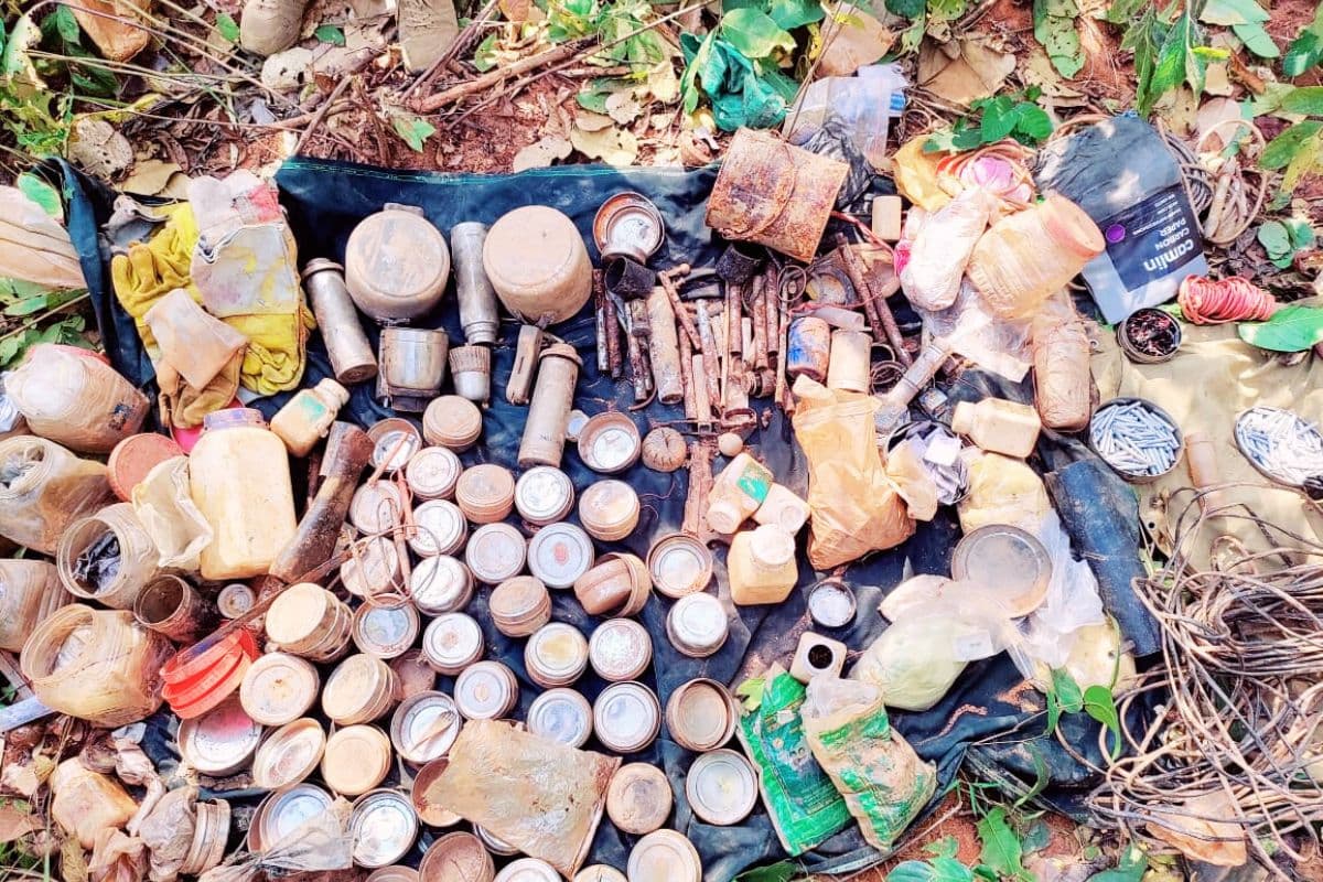 नक्सलियों ने टोंटो जंगल में छिपा रखे थे इतने हथियार और विस्फोटक, पुलिस ने बरामद किये