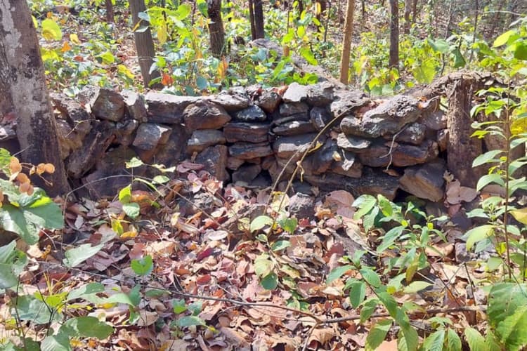 झारखंड में नक्सलियों की साजिश नाकाम, 20 किलो का IED बम बरामद, पत्थर के पांच मोर्चे ध्वस्त