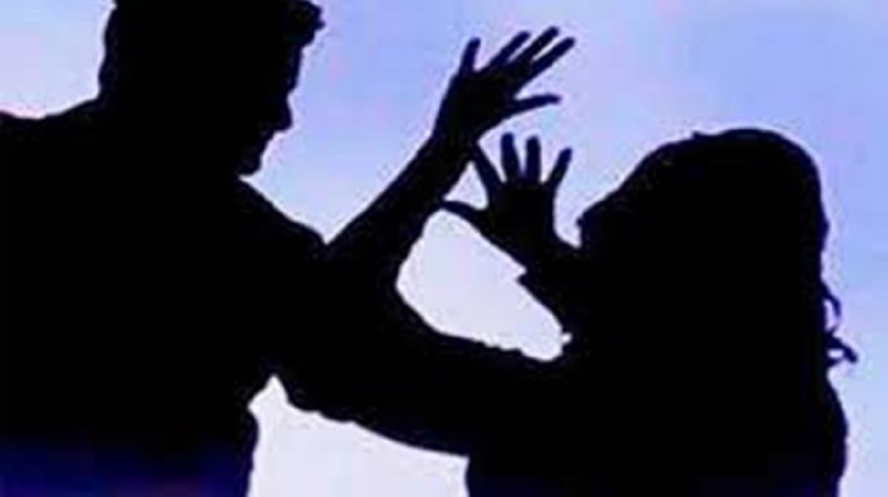 प्रेमिका ने दी सरेराह बेवफाई की सजा, दुल्हन के लिए मोबाइल खरीदने पहुंचे दूल्हे की पिटाई