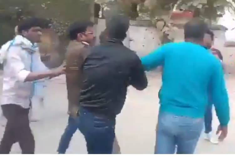 Viral Video: मेरी बात सुनो, न मारो, एक मिनट रुको… गिड़गिड़ाने लगे इंस्पेक्टर साहब, देखें वीडियो