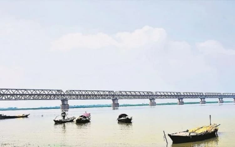 Munger News: मां मैं जा रहा हूं कहकर बेटे ने श्रीकृष्ण सेतु से गंगा में लगा दी छलांग, मचा हाहाकार