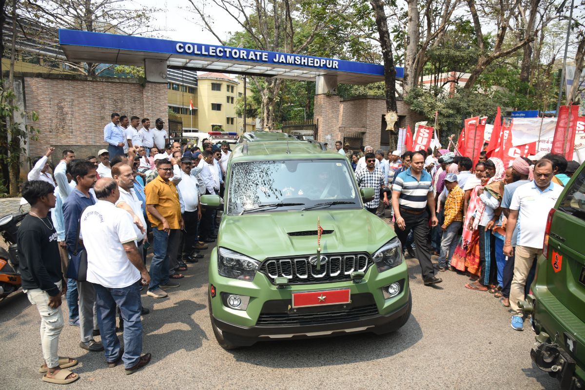 Jamshedpur News: फौजी सूरज राय को जेल भेजने के मामले ने पकड़ा तूल, रिटायर्ड फौजियों का प्रदर्शन, DC ने दिया ये आश्वासन
