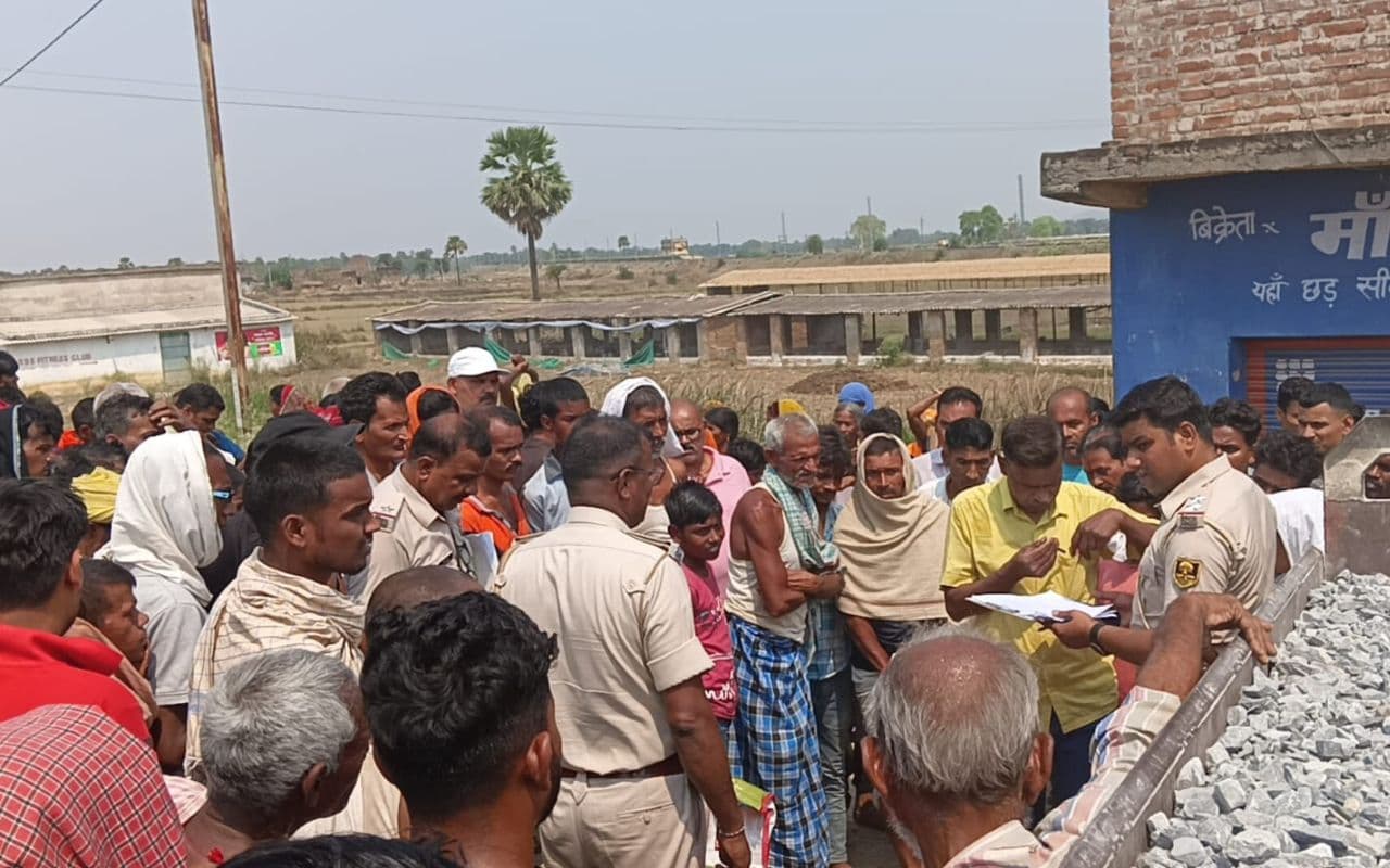 Road Accident: नवादा में ट्रैक्टर ने एक शिक्षक को कुचला, घटना स्थल पर दर्दनाक मौत Road Accident: नवादा में ट्रैक्टर ने एक शिक्षक को कुचला, घटना स्थल पर दर्दनाक मौत