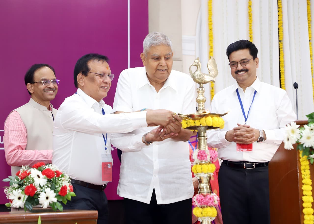 DU: देश का हर नागरिक लोकतंत्र के लिए समर्पित