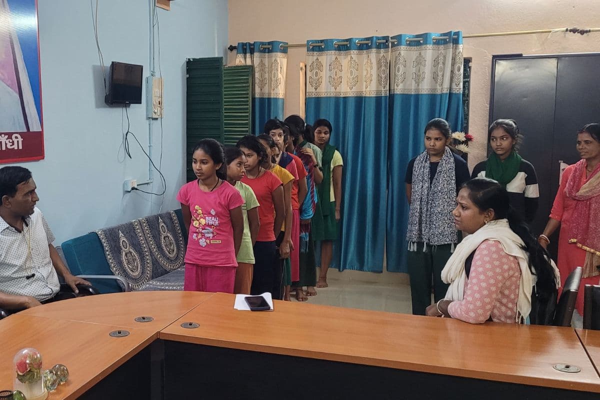 झारखंड के देवघर में 52 छात्राएं बीमार, हाल जानने स्कूल पहुंचे अफसर, दिए ये निर्देश