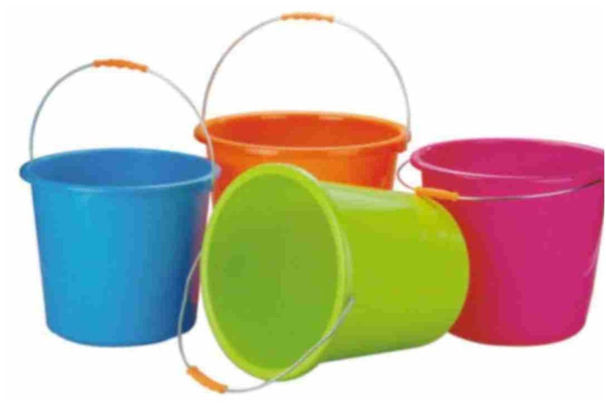 Bathroom Bucket vastu color: बाथरूम में किस रंग की रखें बाल्टी, वास्तु के अनुसार ये गलती पड़ सकती है आपको भारी