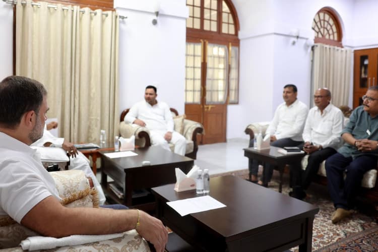 बिहार चुनाव: दिल्ली में राजद-कांग्रेस के दिग्गजों ने की बड़ी बैठक, राहुल गांधी और तेजस्वी के साथ ये नेता रहे मौजूद…