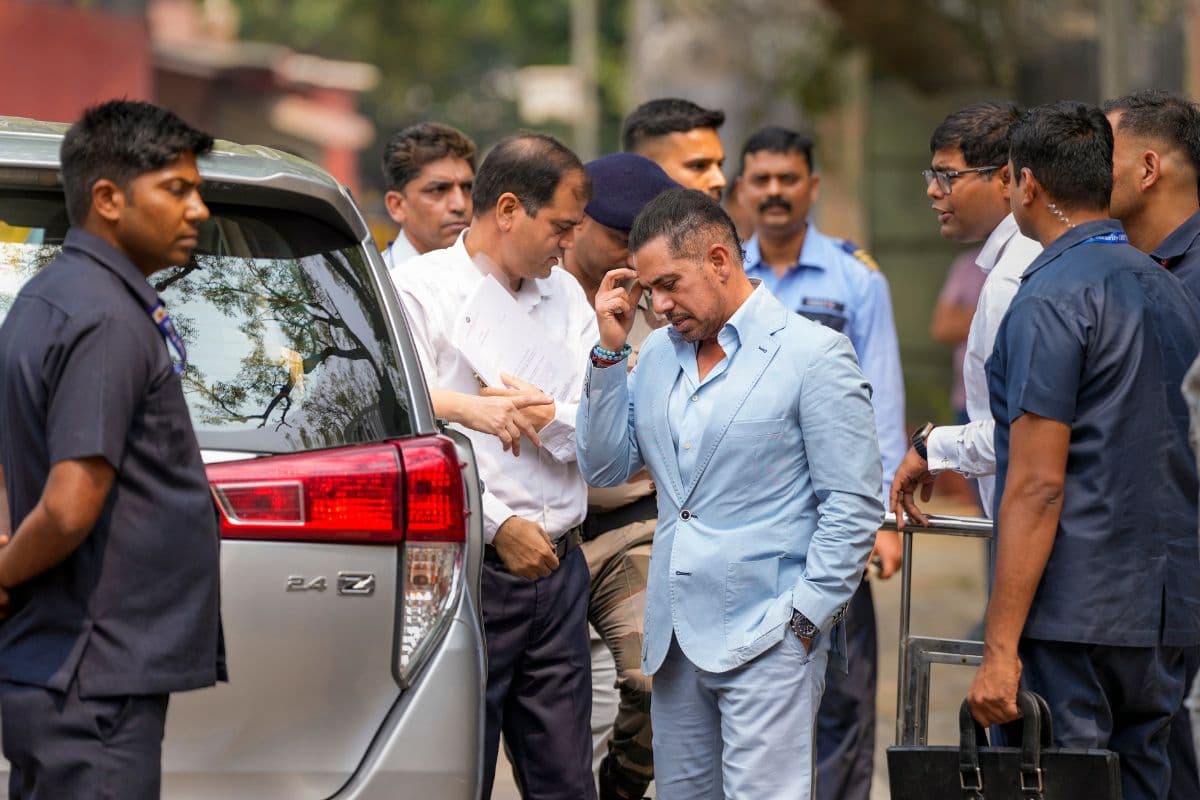 Robert Vadra ED Interrogate: рд░реЙрдмрд░реНрдЯ рд╡рд╛рдбреНрд░рд╛ рдкрд░ ED рдХрд╛ рд╢рд┐рдХрдВрдЬрд╛, рдЧреБрд░реБрдЧреНрд░рд╛рдо рдЬрдореАрди рдорд╛рдорд▓реЗ рдореЗрдВ рд╕рд╛рдврд╝реЗ 5 рдШрдВрдЯреЗ рд╣реБрдИ рдкреВрдЫрддрд╛рдЫ