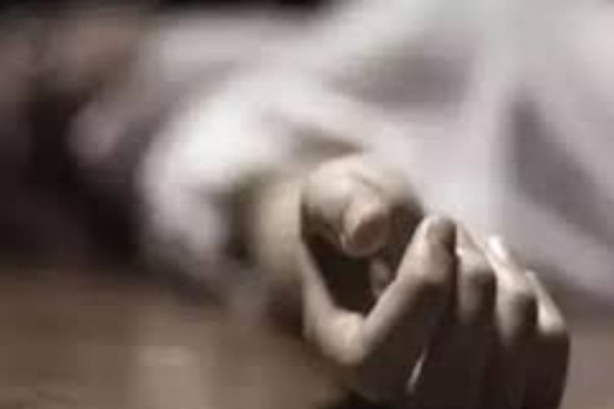 Ghaziabad Suicide Case: рдХреИрдВрд╕рд░ рдорд░реАрдЬ рдиреЗ рдкрддреНрдиреА рдХреЛ рдЧреЛрд▓реА рдорд╛рд░рдХрд░ рдЦреБрдж рдХреЛ рдХрд┐рдпрд╛ рд╢реВрдЯ, рд╕реБрд╕рд╛рдЗрдб рдиреЛрдЯ рдореЗрдВ рджрд┐рд▓ рджрд╣рд▓рд╛рдиреЗ рд╡рд╛рд▓рд╛ рдЦреБрд▓рд╛рд╕рд╛