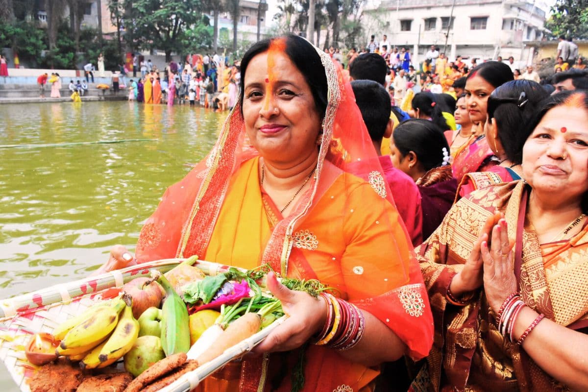 PHOTOS: अस्ताचलगामी सूर्य को व्रतियों ने दिया अर्घ्य, कहीं सरोवर तो कहीं छत पर सजा आस्था का घाट