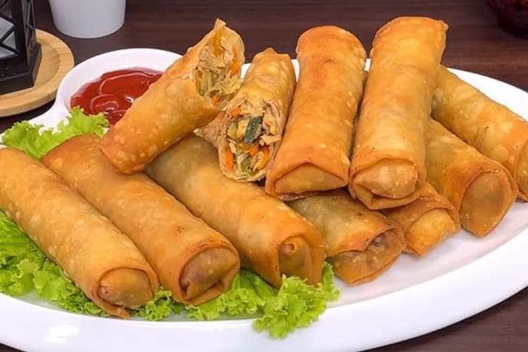 Chicken Spring Roll Recipe: घर पर बनाएं क्रंची चिकन स्प्रिंग रोल,हर बाइट में मिलेगा चटपटा स्वाद