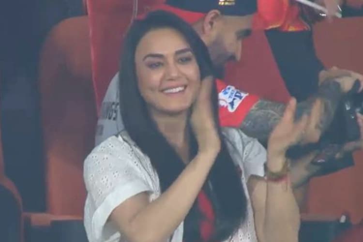 प्रियांश आर्य ने 39 गेंद पर जड़ा शतक तो प्रीति जिंटा स्टेडियम में करने लगी डांस, वीडियो इंटरनेट पर मचा रहा बवाल