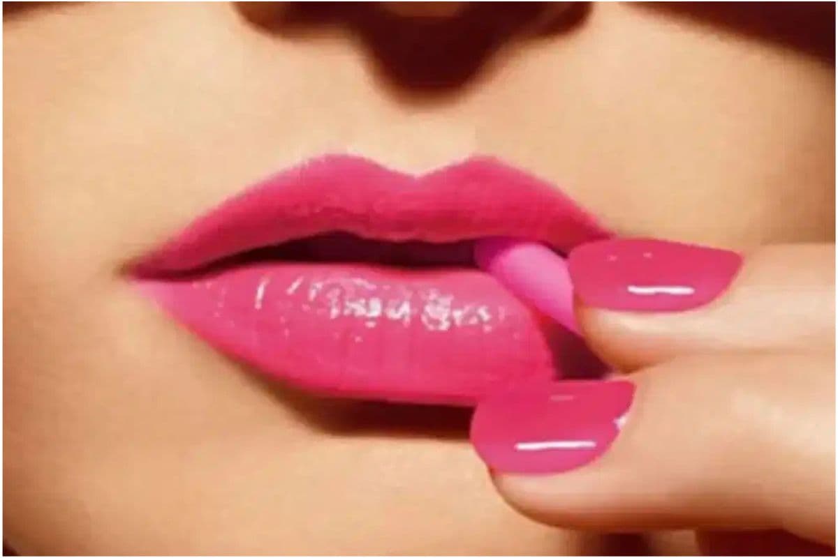 Home Remedies For Pink Lips: अगर आप भी अपने होंठों को रखना चाहती हैं गुलाबी-गुलाबी,तो अपनाएं ये ट्रिक्स