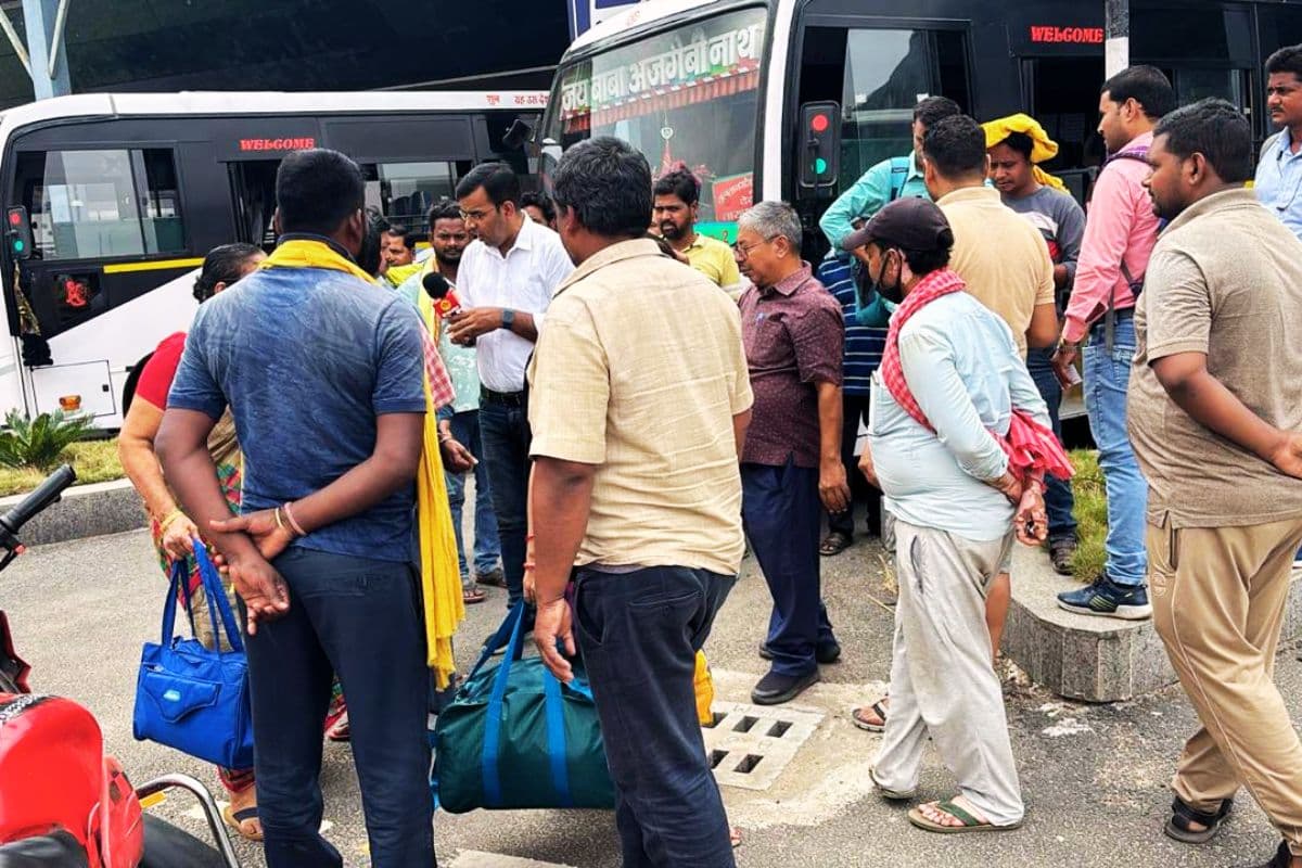 PHOTOS: देवघर आईएसबीटी की बढ़ी रौनक, बेहतर सुविधाओं के साथ बस सेवा शुरू