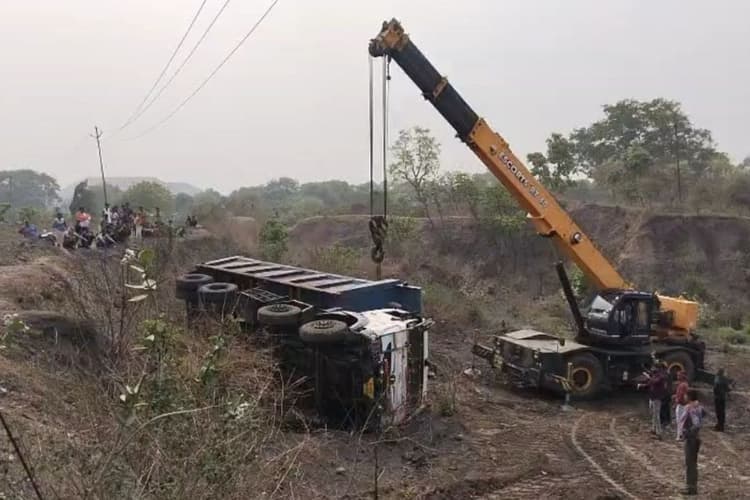 धनबाद के जोगता साइडिंग में बड़ा हादसा, गहरी खाई में गिरी हाइवा