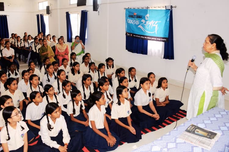 सोशल मीडिया पर ज्यादा एक्टिव न रहें बेटियां, इस तरह खुद को बनायें मजबूत