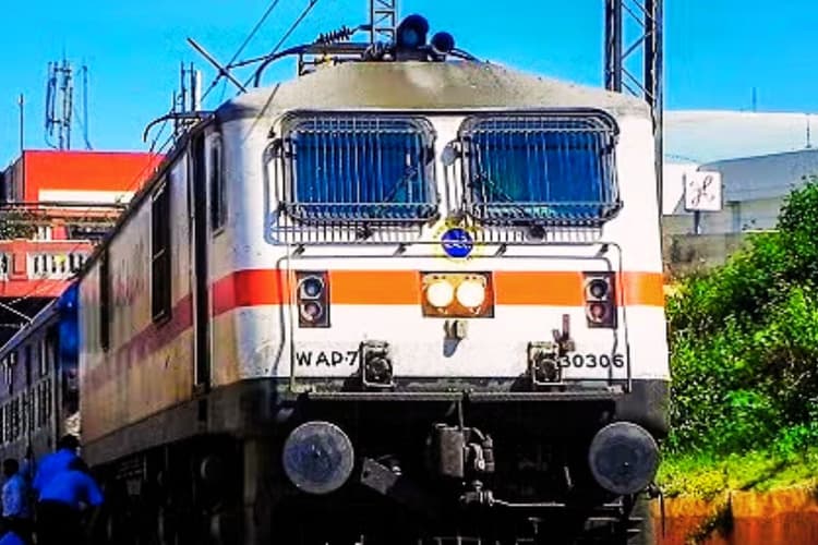 Train Cancelled List: यात्रा पर निकलने से पहले देखें पूरी लिस्ट, रेलवे ने इन ट्रेनों को किया रद्द