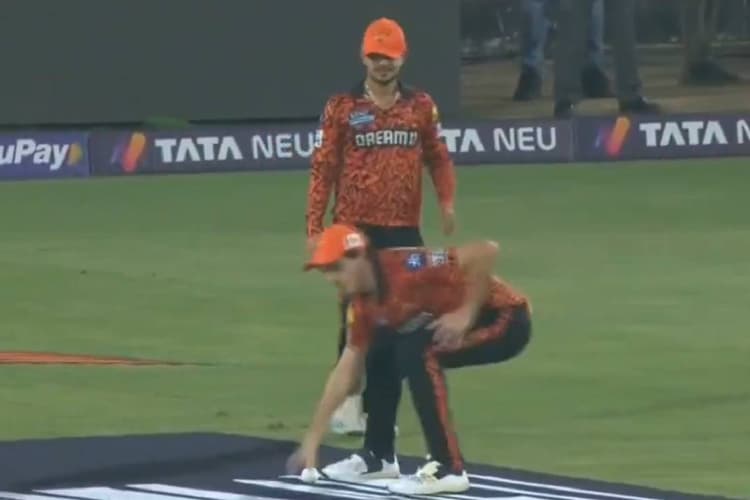 Watch Video: 'बगल में छोरा, शहर में ढिंढोरा', सामने पड़ी थी गेंद, ईशान किशन खोजते रह गए, पैट कमिंस हैरान