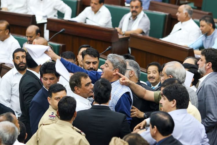 Watch Video: वक्फ कानून पर जम्मू-कश्मीर विधानसभा में 'महाभारत', हाथापाई पर उतरे विधायक