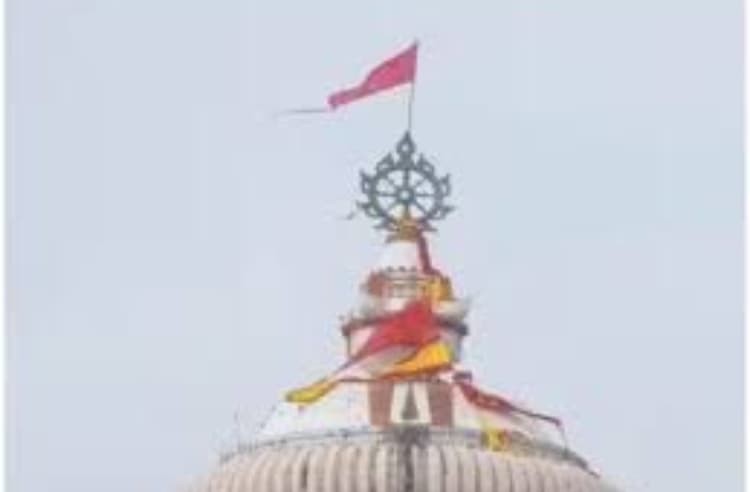 Video: जगन्नाथ मंदिर का ध्वज ले उड़ा गरुड़, क्यों होने लगी अनहोनी की चर्चा?